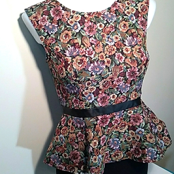 FLORAL TAPESTRY SLEEVELESS TOP BCBGeneration - Picture 3 of 10